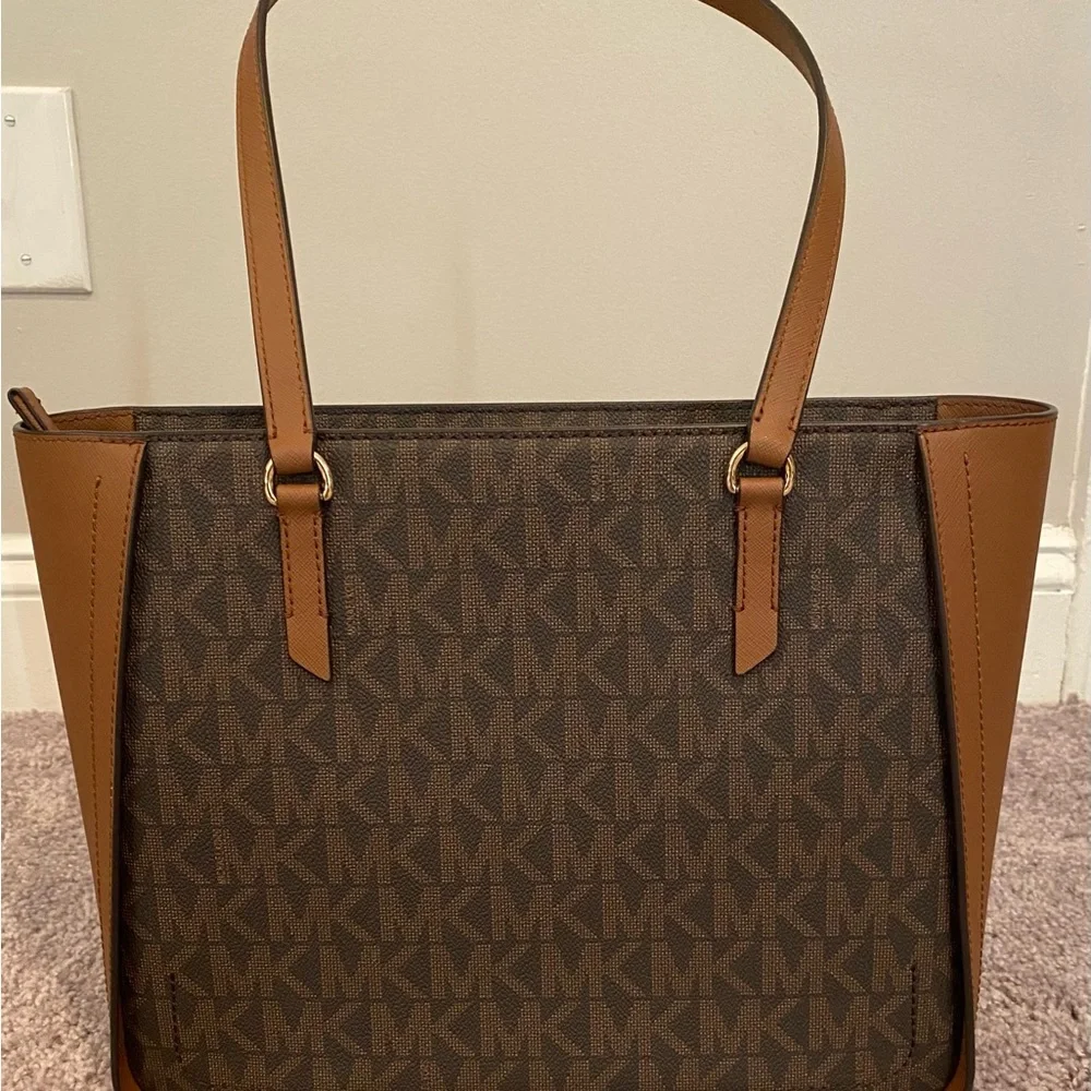 Brand New without tags Michael Michael Kors
SYLVIA SIGNATURE MEDIUM TOTE - Picture 5 of 14
